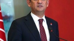 Özgür Özel: “Ben size güzel günler değil mücadele vadediyorum. Yüz yıl önce olduğu gibi gerekirse ölümü göze almayı ama teslim olmamayı vadediyorum.  Ben size sadece iktidar değil onur, haysiyet ve cesaret vadediyorum.”