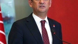 Özgür Özel: “Ben size güzel günler değil mücadele vadediyorum. Yüz yıl önce olduğu gibi gerekirse ölümü göze almayı ama teslim olmamayı vadediyorum.  Ben size sadece iktidar değil onur, haysiyet ve cesaret vadediyorum.”