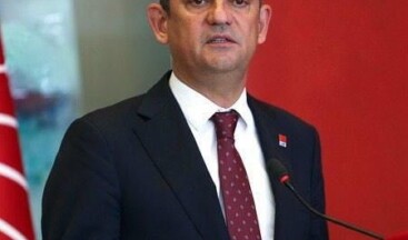 Özgür Özel: “Ben size güzel günler değil mücadele vadediyorum. Yüz yıl önce olduğu gibi gerekirse ölümü göze almayı ama teslim olmamayı vadediyorum.  Ben size sadece iktidar değil onur, haysiyet ve cesaret vadediyorum.”