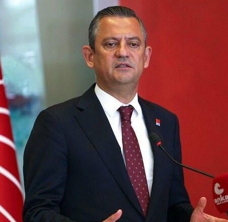 Özgür Özel: “Ben size güzel günler değil mücadele vadediyorum. Yüz yıl önce olduğu gibi gerekirse ölümü göze almayı ama teslim olmamayı vadediyorum.  Ben size sadece iktidar değil onur, haysiyet ve cesaret vadediyorum.”