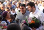 Gönülden çıktığımız bu yolda, her buluşma yeni bir umut oluyor. 🤍  Günyurdu Mahallesi Atgirmez Mevkii’nde bir kez daha hissettik… Bir çocuğun gülüşünde umudu, bir teyzenin duasında güveni, bir el sıkışmada samimiyeti gördük.  Bizim için bu yol, sadece hizmet değil; insanların kalbine dokunmanın, gönülden gönüle köprü kurmanın yolu.  Tarsus’un her mahallesinde aynı sıcaklık, aynı inanç, aynı sevda var. Çünkü bu memleket buna değer.   #AliBoltaç #TarsusBelediyesi #TarsustaGelecekVar