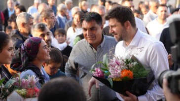 Gönülden çıktığımız bu yolda, her buluşma yeni bir umut oluyor. 🤍  Günyurdu Mahallesi Atgirmez Mevkii’nde bir kez daha hissettik… Bir çocuğun gülüşünde umudu, bir teyzenin duasında güveni, bir el sıkışmada samimiyeti gördük.  Bizim için bu yol, sadece hizmet değil; insanların kalbine dokunmanın, gönülden gönüle köprü kurmanın yolu.  Tarsus’un her mahallesinde aynı sıcaklık, aynı inanç, aynı sevda var. Çünkü bu memleket buna değer.   #AliBoltaç #TarsusBelediyesi #TarsustaGelecekVar