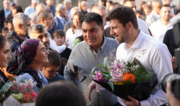 Gönülden çıktığımız bu yolda, her buluşma yeni bir umut oluyor. 🤍  Günyurdu Mahallesi Atgirmez Mevkii’nde bir kez daha hissettik… Bir çocuğun gülüşünde umudu, bir teyzenin duasında güveni, bir el sıkışmada samimiyeti gördük.  Bizim için bu yol, sadece hizmet değil; insanların kalbine dokunmanın, gönülden gönüle köprü kurmanın yolu.  Tarsus’un her mahallesinde aynı sıcaklık, aynı inanç, aynı sevda var. Çünkü bu memleket buna değer.   #AliBoltaç #TarsusBelediyesi #TarsustaGelecekVar