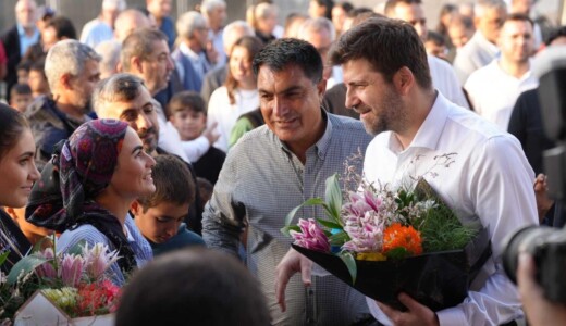 Gönülden çıktığımız bu yolda, her buluşma yeni bir umut oluyor. 🤍  Günyurdu Mahallesi Atgirmez Mevkii’nde bir kez daha hissettik… Bir çocuğun gülüşünde umudu, bir teyzenin duasında güveni, bir el sıkışmada samimiyeti gördük.  Bizim için bu yol, sadece hizmet değil; insanların kalbine dokunmanın, gönülden gönüle köprü kurmanın yolu.  Tarsus’un her mahallesinde aynı sıcaklık, aynı inanç, aynı sevda var. Çünkü bu memleket buna değer.   #AliBoltaç #TarsusBelediyesi #TarsustaGelecekVar