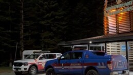 Bursa’da hafta sonu gezisi için Uludağ’a çıkan 5 kişilik gruptan 2 kişi, yanlarında silah bulunduğu için teleferiğin güvenlik kontrolün takılmamak üzere yürüyerek dağdan inmeye çalıştı.  — Ormanlık alanda yollarını kaybeden şahıslar, saatlerdir süren arama çalışmalarına rağmen henüz bulunamadı.  — Arama çalışmaları sürüyor.