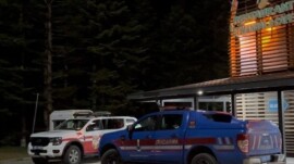 Bursa’da hafta sonu gezisi için Uludağ’a çıkan 5 kişilik gruptan 2 kişi, yanlarında silah bulunduğu için teleferiğin güvenlik kontrolün takılmamak üzere yürüyerek dağdan inmeye çalıştı.  — Ormanlık alanda yollarını kaybeden şahıslar, saatlerdir süren arama çalışmalarına rağmen henüz bulunamadı.  — Arama çalışmaları sürüyor.