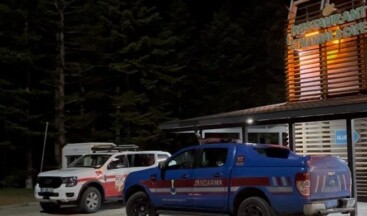 Bursa’da hafta sonu gezisi için Uludağ’a çıkan 5 kişilik gruptan 2 kişi, yanlarında silah bulunduğu için teleferiğin güvenlik kontrolün takılmamak üzere yürüyerek dağdan inmeye çalıştı.  — Ormanlık alanda yollarını kaybeden şahıslar, saatlerdir süren arama çalışmalarına rağmen henüz bulunamadı.  — Arama çalışmaları sürüyor.