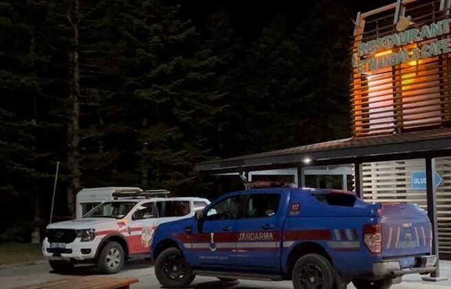 Bursa’da hafta sonu gezisi için Uludağ’a çıkan 5 kişilik gruptan 2 kişi, yanlarında silah bulunduğu için teleferiğin güvenlik kontrolün takılmamak üzere yürüyerek dağdan inmeye çalıştı.  — Ormanlık alanda yollarını kaybeden şahıslar, saatlerdir süren arama çalışmalarına rağmen henüz bulunamadı.  — Arama çalışmaları sürüyor.