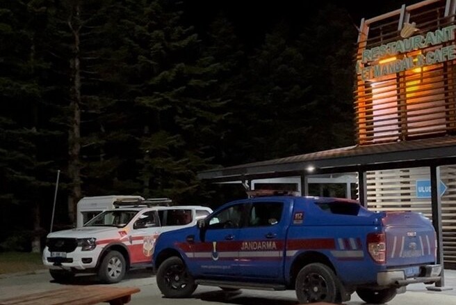 Bursa’da hafta sonu gezisi için Uludağ’a çıkan 5 kişilik gruptan 2 kişi, yanlarında silah bulunduğu için teleferiğin güvenlik kontrolün takılmamak üzere yürüyerek dağdan inmeye çalıştı.  — Ormanlık alanda yollarını kaybeden şahıslar, saatlerdir süren arama çalışmalarına rağmen henüz bulunamadı.  — Arama çalışmaları sürüyor.