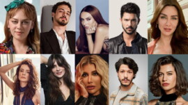 İktidarın hedef gösterdiği 19 isme, jandarmayla operasyon düzenlendi: Ünlülere gözdağı Aralarında Hadise, İrem Derici, Birce Akalay, Demet Evgar ve Özge Özpirinçci gibi isimlerin de bulunduğu 19 kişiye yönelik sabah saatlerinde “uyuşturucu kullanmak” suçlamasıyla operasyon düzenlendi.