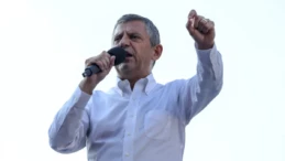 Cumhuriyet Halk Partisi Genel Başkanı Özgür Özel, Sultanbeyli’deki ‘Millet İradesine Sahip Çıkıyor’ mitinginde adalet krizine ve Ekrem İmamoğlu’na yönelik iddianameye sert eleştirilerde bulundu. İddianamenin siyasi bir kumpas olduğunu savunan Özel, canlı yayın talebinde bulundu ve hükümeti şeffaflığa çağırdı.