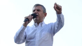 Cumhuriyet Halk Partisi Genel Başkanı Özgür Özel, Sultanbeyli’deki ‘Millet İradesine Sahip Çıkıyor’ mitinginde adalet krizine ve Ekrem İmamoğlu’na yönelik iddianameye sert eleştirilerde bulundu. İddianamenin siyasi bir kumpas olduğunu savunan Özel, canlı yayın talebinde bulundu ve hükümeti şeffaflığa çağırdı.