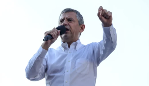 Cumhuriyet Halk Partisi Genel Başkanı Özgür Özel, Sultanbeyli’deki ‘Millet İradesine Sahip Çıkıyor’ mitinginde adalet krizine ve Ekrem İmamoğlu’na yönelik iddianameye sert eleştirilerde bulundu. İddianamenin siyasi bir kumpas olduğunu savunan Özel, canlı yayın talebinde bulundu ve hükümeti şeffaflığa çağırdı.