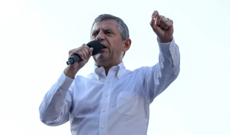 Cumhuriyet Halk Partisi Genel Başkanı Özgür Özel, Sultanbeyli’deki ‘Millet İradesine Sahip Çıkıyor’ mitinginde adalet krizine ve Ekrem İmamoğlu’na yönelik iddianameye sert eleştirilerde bulundu. İddianamenin siyasi bir kumpas olduğunu savunan Özel, canlı yayın talebinde bulundu ve hükümeti şeffaflığa çağırdı.