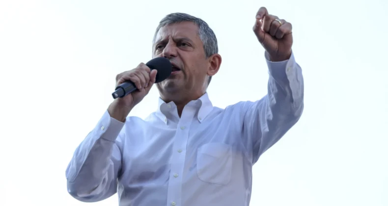 Cumhuriyet Halk Partisi Genel Başkanı Özgür Özel, Sultanbeyli’deki ‘Millet İradesine Sahip Çıkıyor’ mitinginde adalet krizine ve Ekrem İmamoğlu’na yönelik iddianameye sert eleştirilerde bulundu. İddianamenin siyasi bir kumpas olduğunu savunan Özel, canlı yayın talebinde bulundu ve hükümeti şeffaflığa çağırdı.