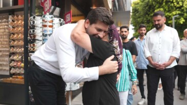 Tarsus’un her sokağında, her dükkânında bir selam, bir tebessüm, bir gönül bağı var.  Halkımızla yan yana, omuz omuza… Her zaman olduğu gibi, yine sahadayız.🤍  📍 Yarenlik Alanı  #AliBoltaç #TarsusBelediyesi #TarsustaGelecekVar