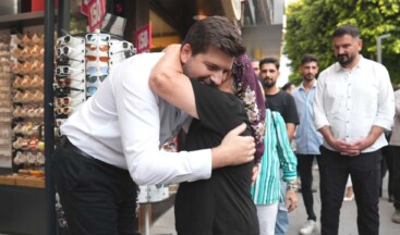Tarsus’un her sokağında, her dükkânında bir selam, bir tebessüm, bir gönül bağı var.  Halkımızla yan yana, omuz omuza… Her zaman olduğu gibi, yine sahadayız.🤍  📍 Yarenlik Alanı  #AliBoltaç #TarsusBelediyesi #TarsustaGelecekVar