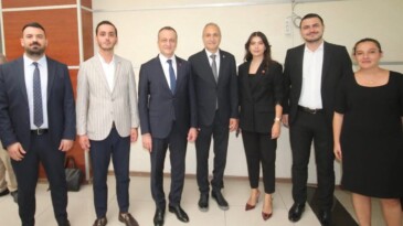 İrem Cansu Turhan Yaramış;  CHP Mersin İl Örgütü olarak, yeni yönetim kurulu ve il disiplin kurulumuzla birlikte mazbatamızı aldık.  İktidar yolunda emin adımlarla aydınlık yarınlar için omuz omuza yürüyeceğiz. Örgütü mücadelemiz güçlenerek devam edecek.