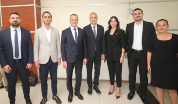 İrem Cansu Turhan Yaramış;  CHP Mersin İl Örgütü olarak, yeni yönetim kurulu ve il disiplin kurulumuzla birlikte mazbatamızı aldık.  İktidar yolunda emin adımlarla aydınlık yarınlar için omuz omuza yürüyeceğiz. Örgütü mücadelemiz güçlenerek devam edecek.