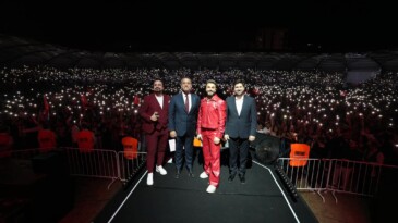 Teşekkürler Tarsus  102 yıldır aynı ruh ve heyecanla kutladığımız 29 Ekim Cumhuriyet Bayramımızı bu yıl da coşku ile kutlamanın gurur ve heyecanını yaşıyoruz. Düzenlediğimiz Sefo konserine gösterdiğiniz ilgi ve alakadan dolayı hepinize sonsuz teşekkürler.  #AliBoltaç #TarsusBelediyesi #TarsustaGelecekVar