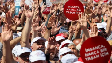 Son araştırmada çarpıcı sonuçlar: Geçim derdi ezip geçiyor! Yapılan araştırmaya göre yurttaşların yarısından fazlası, Türkiye’nin en büyük sorunu olarak ekonomi, işsizlik ve enflasyonu gösteriyor.