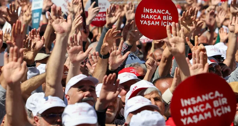 Son araştırmada çarpıcı sonuçlar: Geçim derdi ezip geçiyor! Yapılan araştırmaya göre yurttaşların yarısından fazlası, Türkiye’nin en büyük sorunu olarak ekonomi, işsizlik ve enflasyonu gösteriyor.