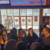 Artvin’de KYK yurdunda barınma krizi: Öğrenciler eylem yaptı Artvin’de yapımı tamamlanmak üzere olan Nene Çiçek KYK Yurdu’nda yaşanan yerleşim krizi, kız öğrencilerin de eylem yapmasına neden oldu. “Çiçek Nine bizimdir, bizim olacak” sloganlarıyla eylem yapan öğrenciler, barınma sorununun bir an önce çözülmesini istedi.