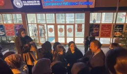 Artvin’de KYK yurdunda barınma krizi: Öğrenciler eylem yaptı Artvin’de yapımı tamamlanmak üzere olan Nene Çiçek KYK Yurdu’nda yaşanan yerleşim krizi, kız öğrencilerin de eylem yapmasına neden oldu. “Çiçek Nine bizimdir, bizim olacak” sloganlarıyla eylem yapan öğrenciler, barınma sorununun bir an önce çözülmesini istedi.