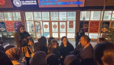 Artvin’de KYK yurdunda barınma krizi: Öğrenciler eylem yaptı Artvin’de yapımı tamamlanmak üzere olan Nene Çiçek KYK Yurdu’nda yaşanan yerleşim krizi, kız öğrencilerin de eylem yapmasına neden oldu. “Çiçek Nine bizimdir, bizim olacak” sloganlarıyla eylem yapan öğrenciler, barınma sorununun bir an önce çözülmesini istedi.