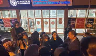 Artvin’de KYK yurdunda barınma krizi: Öğrenciler eylem yaptı Artvin’de yapımı tamamlanmak üzere olan Nene Çiçek KYK Yurdu’nda yaşanan yerleşim krizi, kız öğrencilerin de eylem yapmasına neden oldu. “Çiçek Nine bizimdir, bizim olacak” sloganlarıyla eylem yapan öğrenciler, barınma sorununun bir an önce çözülmesini istedi.