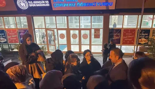 Artvin’de KYK yurdunda barınma krizi: Öğrenciler eylem yaptı Artvin’de yapımı tamamlanmak üzere olan Nene Çiçek KYK Yurdu’nda yaşanan yerleşim krizi, kız öğrencilerin de eylem yapmasına neden oldu. “Çiçek Nine bizimdir, bizim olacak” sloganlarıyla eylem yapan öğrenciler, barınma sorununun bir an önce çözülmesini istedi.