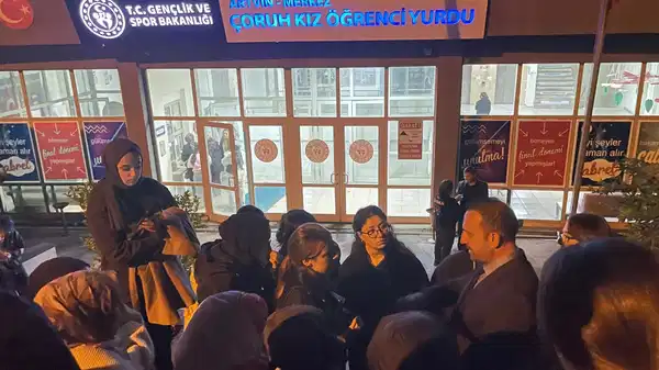 Artvin’de KYK yurdunda barınma krizi: Öğrenciler eylem yaptı Artvin’de yapımı tamamlanmak üzere olan Nene Çiçek KYK Yurdu’nda yaşanan yerleşim krizi, kız öğrencilerin de eylem yapmasına neden oldu. “Çiçek Nine bizimdir, bizim olacak” sloganlarıyla eylem yapan öğrenciler, barınma sorununun bir an önce çözülmesini istedi.