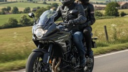 Bugün itibarıyla bisiklet, motosiklet, traktör ve elektrikli bisiklet kullanıcılarına eldiven ve gözlük gibi koruyucu ekipman takma zorunluluğu getirildi.  Motosikletin arka koltuğundaki yolcular da gözlük ve eldiven takmak zorunda.