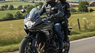 Bugün itibarıyla bisiklet, motosiklet, traktör ve elektrikli bisiklet kullanıcılarına eldiven ve gözlük gibi koruyucu ekipman takma zorunluluğu getirildi. Motosikletin arka koltuğundaki yolcular da gözlük ve eldiven takmak zorunda.