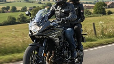 Bugün itibarıyla bisiklet, motosiklet, traktör ve elektrikli bisiklet kullanıcılarına eldiven ve gözlük gibi koruyucu ekipman takma zorunluluğu getirildi.  Motosikletin arka koltuğundaki yolcular da gözlük ve eldiven takmak zorunda.