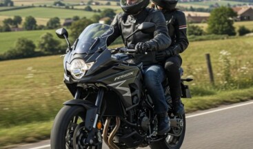 Bugün itibarıyla bisiklet, motosiklet, traktör ve elektrikli bisiklet kullanıcılarına eldiven ve gözlük gibi koruyucu ekipman takma zorunluluğu getirildi.  Motosikletin arka koltuğundaki yolcular da gözlük ve eldiven takmak zorunda.