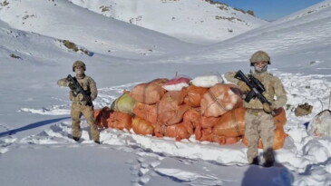 Bakan Yerlikaya duyurdu: Hakkari ve Ağrı’da uyuşturucu operasyonu! Tam 773 litre ele geçirildi… İçişleri Bakanı Ali Yerlikaya, jandarma ekiplerince yürütülen operasyonlar kapsamında Hakkari’de 378 kilogram, Ağrı’da ise 773 litre sıvı uyuşturucu madde ele geçirildiğini, bir şüphelinin gözaltına alındığını bildirdi.