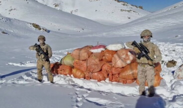 Bakan Yerlikaya duyurdu: Hakkari ve Ağrı’da uyuşturucu operasyonu! Tam 773 litre ele geçirildi… İçişleri Bakanı Ali Yerlikaya, jandarma ekiplerince yürütülen operasyonlar kapsamında Hakkari’de 378 kilogram, Ağrı’da ise 773 litre sıvı uyuşturucu madde ele geçirildiğini, bir şüphelinin gözaltına alındığını bildirdi.