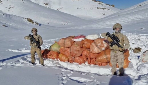 Bakan Yerlikaya duyurdu: Hakkari ve Ağrı’da uyuşturucu operasyonu! Tam 773 litre ele geçirildi… İçişleri Bakanı Ali Yerlikaya, jandarma ekiplerince yürütülen operasyonlar kapsamında Hakkari’de 378 kilogram, Ağrı’da ise 773 litre sıvı uyuşturucu madde ele geçirildiğini, bir şüphelinin gözaltına alındığını bildirdi.
