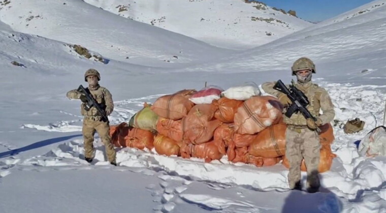 Bakan Yerlikaya duyurdu: Hakkari ve Ağrı’da uyuşturucu operasyonu! Tam 773 litre ele geçirildi… İçişleri Bakanı Ali Yerlikaya, jandarma ekiplerince yürütülen operasyonlar kapsamında Hakkari’de 378 kilogram, Ağrı’da ise 773 litre sıvı uyuşturucu madde ele geçirildiğini, bir şüphelinin gözaltına alındığını bildirdi.