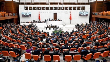 TBMM’de aynı manzara: Kadına yönelik şiddetin nedenlerinin araştırılması için verilen öneri, AKP ve MHP oylarıyla reddedildi DEM Parti ve CHP’nin “Kadına yönelik şiddetin nedenlerinin tüm boyutlarıyla araştırılması” önerisi AKP ve MHP oylarıyla reddedildi.