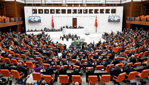 TBMM’de aynı manzara: Kadına yönelik şiddetin nedenlerinin araştırılması için verilen öneri, AKP ve MHP oylarıyla reddedildi DEM Parti ve CHP’nin “Kadına yönelik şiddetin nedenlerinin tüm boyutlarıyla araştırılması” önerisi AKP ve MHP oylarıyla reddedildi.