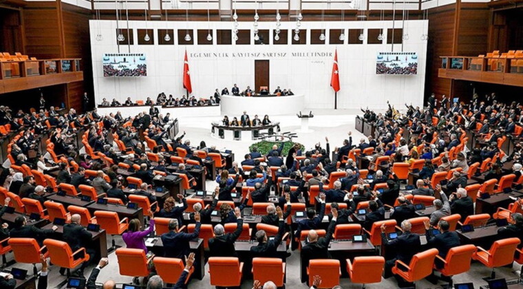 TBMM’de aynı manzara: Kadına yönelik şiddetin nedenlerinin araştırılması için verilen öneri, AKP ve MHP oylarıyla reddedildi DEM Parti ve CHP’nin “Kadına yönelik şiddetin nedenlerinin tüm boyutlarıyla araştırılması” önerisi AKP ve MHP oylarıyla reddedildi.
