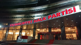 CHP’liler, yeni dönem saha çalışmaları için ‘sadece mücadele yetmeyecek’ diyor: Gölge Kabine ekiplerle genişletilecek Kurultay sürecini geride bırakan CHP’de parti kurmayları yeni dönem çalışmalarına ilişkin “sadece mücadelenin değil, CHP’nin çözüm önerilerinin de anlatılacağı bir dönem olacağını” söylüyor. Bu kapsamda Cumhurbaşkanlığı Aday Ofisleri’ne kaydırılacak Gölge Kabine’de her bakanlık için milletvekillerinden, PM üyelerinden ekipler kurulacağı ve yurttaşların “CHP ülkenin sorunlarını nasıl çözecek?” sorusuna yanıt verileceği belirtiliyor.
