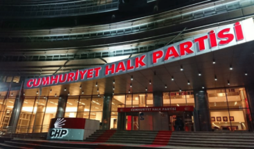 CHP’liler, yeni dönem saha çalışmaları için ‘sadece mücadele yetmeyecek’ diyor: Gölge Kabine ekiplerle genişletilecek Kurultay sürecini geride bırakan CHP’de parti kurmayları yeni dönem çalışmalarına ilişkin “sadece mücadelenin değil, CHP’nin çözüm önerilerinin de anlatılacağı bir dönem olacağını” söylüyor. Bu kapsamda Cumhurbaşkanlığı Aday Ofisleri’ne kaydırılacak Gölge Kabine’de her bakanlık için milletvekillerinden, PM üyelerinden ekipler kurulacağı ve yurttaşların “CHP ülkenin sorunlarını nasıl çözecek?” sorusuna yanıt verileceği belirtiliyor.