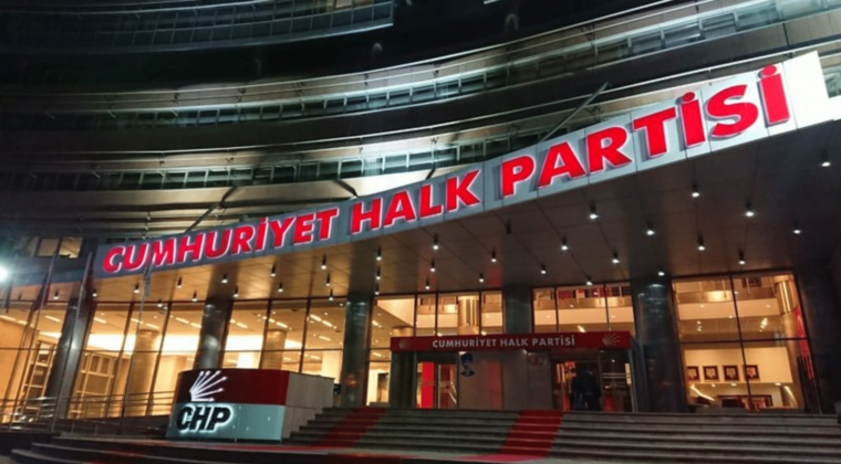 CHP’liler, yeni dönem saha çalışmaları için ‘sadece mücadele yetmeyecek’ diyor: Gölge Kabine ekiplerle genişletilecek Kurultay sürecini geride bırakan CHP’de parti kurmayları yeni dönem çalışmalarına ilişkin “sadece mücadelenin değil, CHP’nin çözüm önerilerinin de anlatılacağı bir dönem olacağını” söylüyor. Bu kapsamda Cumhurbaşkanlığı Aday Ofisleri’ne kaydırılacak Gölge Kabine’de her bakanlık için milletvekillerinden, PM üyelerinden ekipler kurulacağı ve yurttaşların “CHP ülkenin sorunlarını nasıl çözecek?” sorusuna yanıt verileceği belirtiliyor.