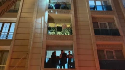 Esenyurt’ta yangın paniği… 5 katlı bina tahliye edildi! Esenyurt’ta 5 katlı bir binanın ikinci katında çıkan yangında mahsur kalan yurttaşlar tahliye edildi. Dumandan etkilenen bina sakinleri hastaneye kaldırıldı.