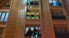 Esenyurt’ta yangın paniği… 5 katlı bina tahliye edildi! Esenyurt’ta 5 katlı bir binanın ikinci katında çıkan yangında mahsur kalan yurttaşlar tahliye edildi. Dumandan etkilenen bina sakinleri hastaneye kaldırıldı.