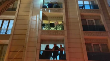 Esenyurt’ta yangın paniği… 5 katlı bina tahliye edildi! Esenyurt’ta 5 katlı bir binanın ikinci katında çıkan yangında mahsur kalan yurttaşlar tahliye edildi. Dumandan etkilenen bina sakinleri hastaneye kaldırıldı.