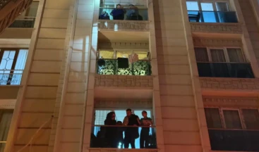 Esenyurt’ta yangın paniği… 5 katlı bina tahliye edildi! Esenyurt’ta 5 katlı bir binanın ikinci katında çıkan yangında mahsur kalan yurttaşlar tahliye edildi. Dumandan etkilenen bina sakinleri hastaneye kaldırıldı.